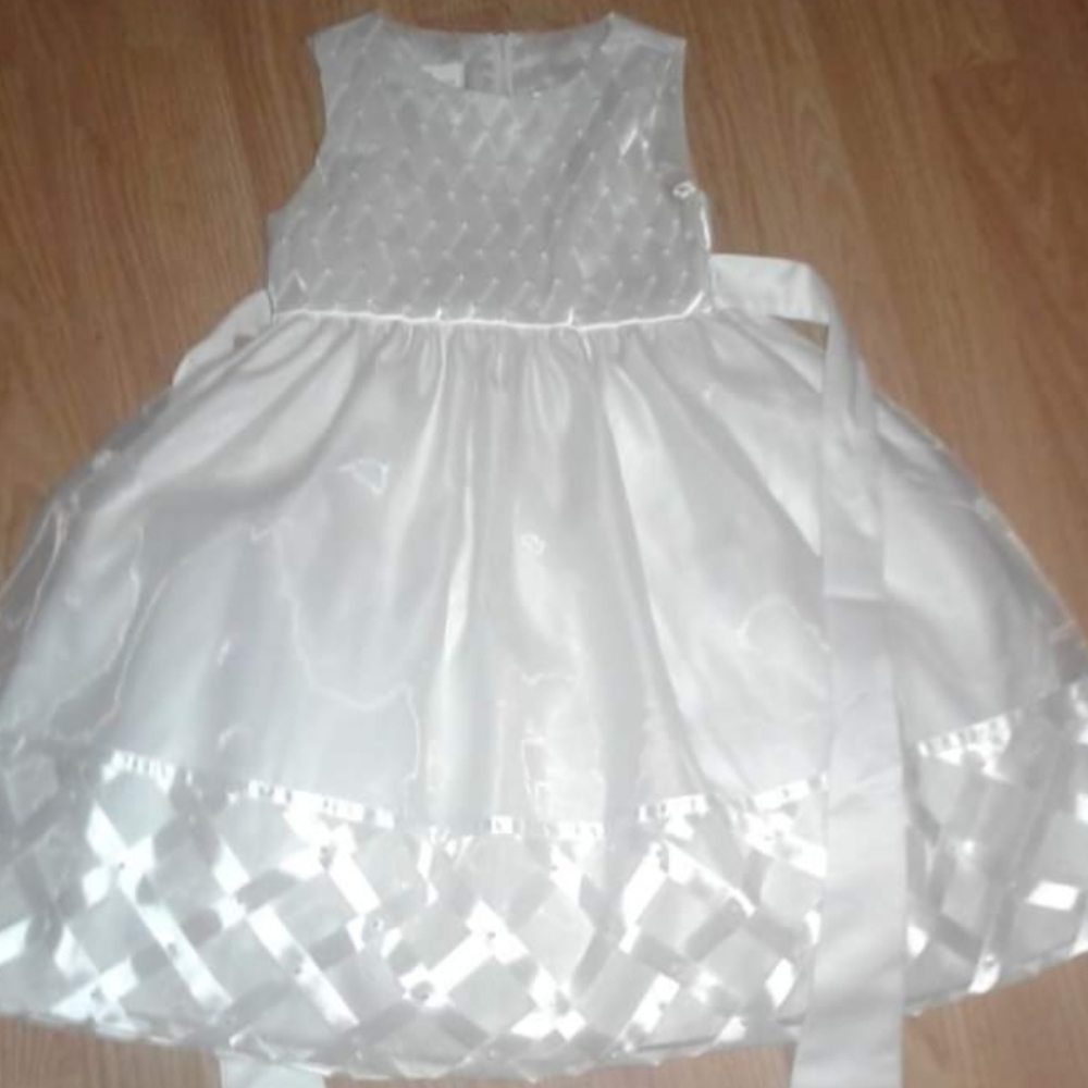 Beautiful white flower girl dress.